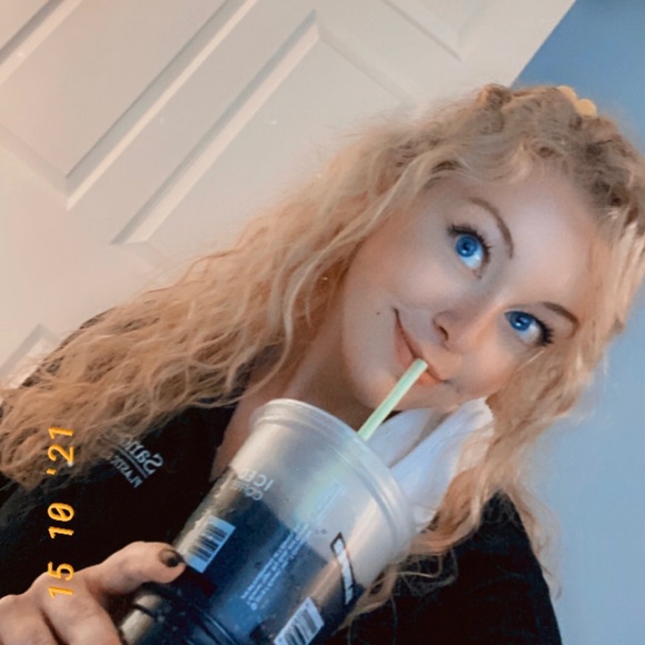 Meet Your Posher 🌻 - Picture 3 of 9